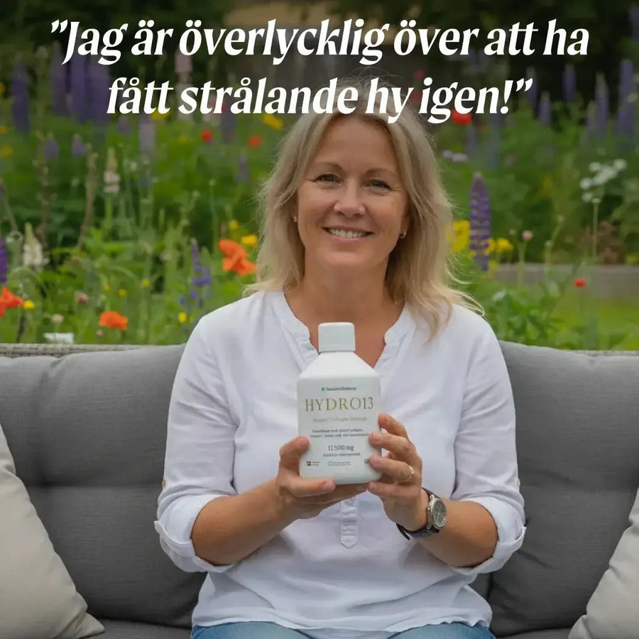 Nöjd kund håller kollagenflaska i trädgård